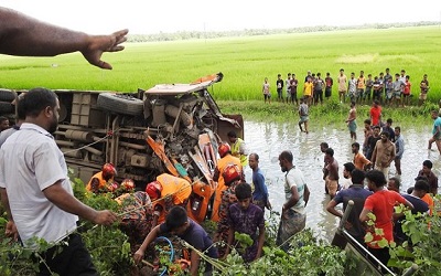 মাগুরায় বাস ও মাইক্রোবাসের ত্রিমুখী সংঘর্ষে নিহত ৪, আহত ৩০