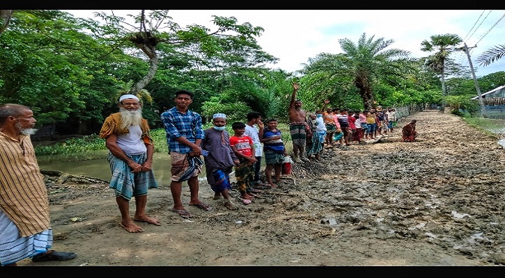 মোরেলগঞ্জের নিশানবাডিয়া গ্রামের রাস্তা সংস্কারের দাবীতে এলাকাবাসীর মানববন্ধন।