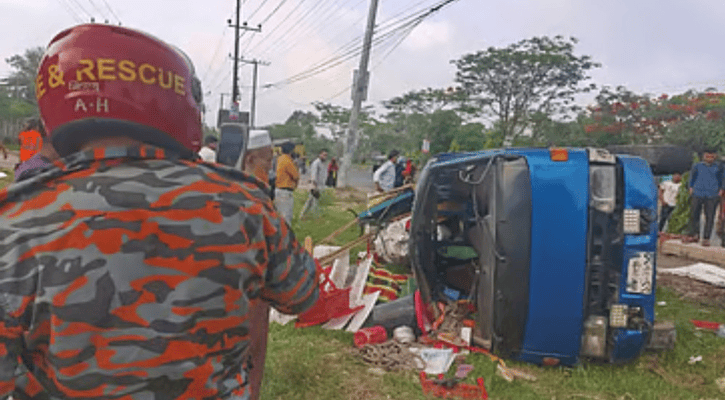 চট্টগ্রামে বাসের ধাক্কায় পিকআপ উল্টে প্রাণ গেল শিশুর