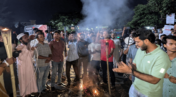 ৪ দফা দাবিতে ববি শিক্ষার্থীদের মশাল মিছিল ও মহাসড়ক অবরোধ
