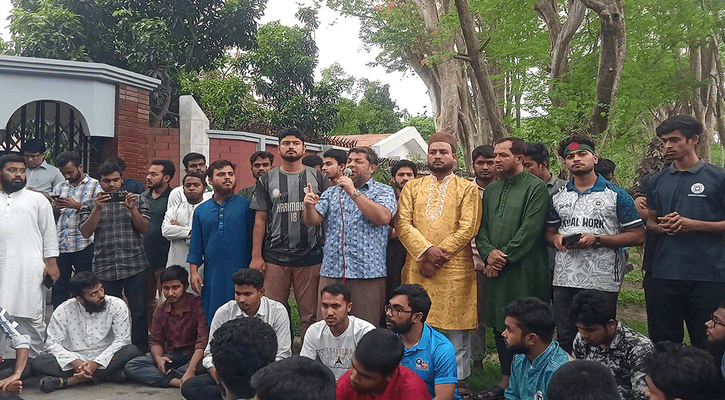 রুয়া নির্বাচনের দাবিতে উপাচার্যের বাসভবনের সামনে অবস্থান