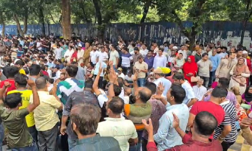 ইশরাককে মেয়র পদে শপথের দাবিতে নগর ভবনের সামনে ঢাকাবাসী