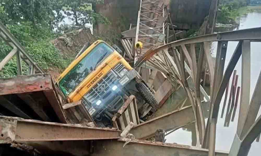 বিশ্বম্ভরপুরে সজনার সেতু ভেঙে যানবাহন চলাচল বন্ধ