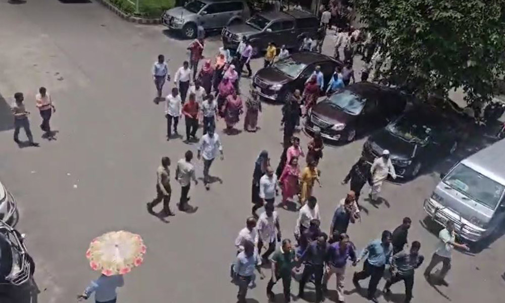 সচিবালয়ে রাস্তা আটকে চাকরিচ্যুতির প্রতিবাদ