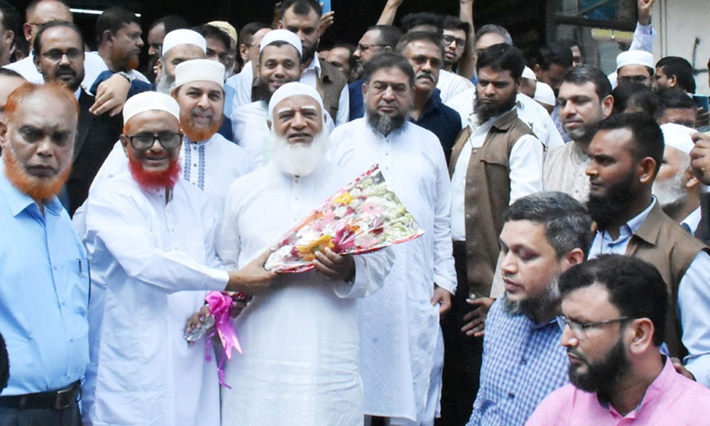 জেল থেকে বের হতেই আজহারের হাতে ফুলের তোড়া দিলেন জামায়াত আমির