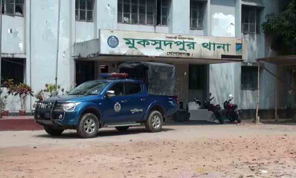 গোপালগঞ্জে ভ্যানের চাকায় ওড়না পেঁচিয়ে গৃহবধূর মৃত্যু