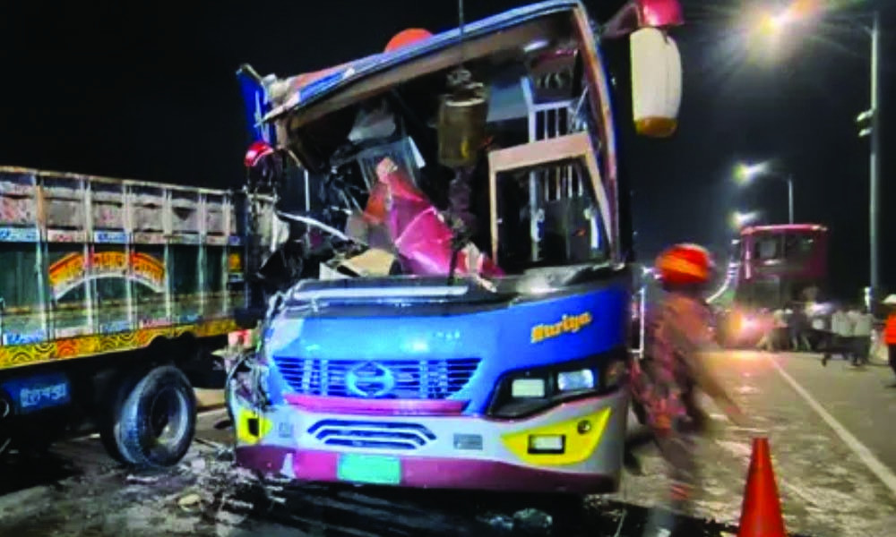 পদ্মা সেতুতে বাস-ট্রাক সংঘর্ষে চালকসহ নিহত ২, আহত অন্তত ১০