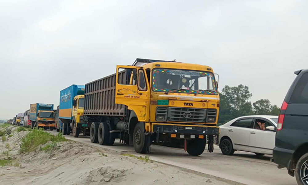কর্মস্থলে ফিরছে মানুষ, যমুনা সেতুর দুই প্রান্তে ৩০ কিমি যানজট