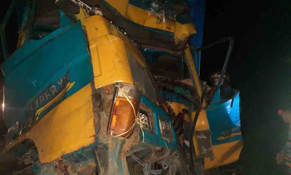 সীতাকুণ্ডে গাছে কাভার্ড ভ্যানের ধাক্কা, হেলপার নিহত