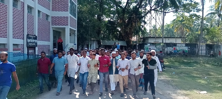 মোরেলগঞ্জে ইসকন নিষিদ্ধের দাবিতে বিক্ষোভ মিছিল ও পথসভা অনুষ্ঠিত হয়েছে