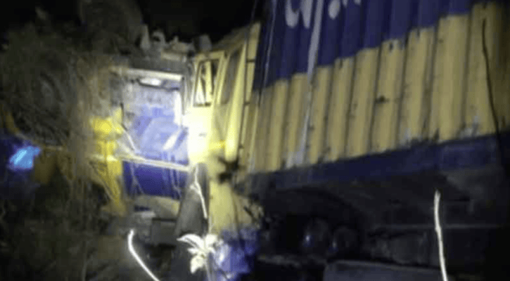 কুমিল্লায় ট্রাক-কাভার্ডভ্যান মুখোমুখি সংঘর্ষে নিহত ২
