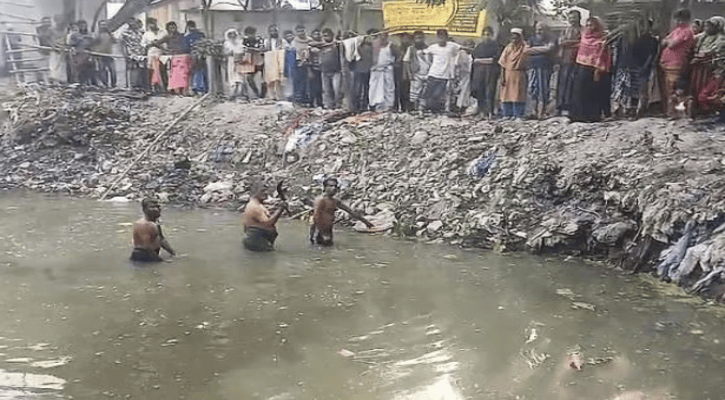 আসামিকে নিয়ে ঘটনাস্থলে পুলিশ, পুকুর থেকে হত্যায় ব্যবহৃত বঁটি উদ্ধার