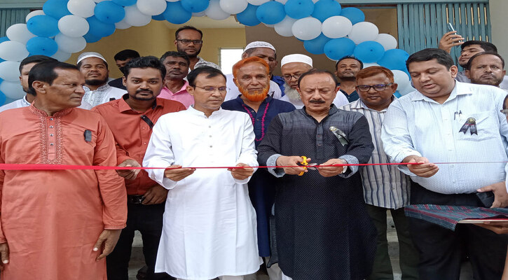 ফুলবাড়ীতে চারতলা বিশিষ্ট মাদ্রাসার একাডেমিক ভবনের উদ্বোধন