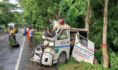 এস্কেভেটর-অ্যাম্বুলেন্স মুখোমুখি সংঘর্ষে নিহত ৪