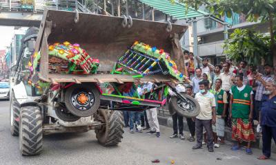 অভিযানে ভাঙা রিকশার ক্ষতিপূরণ দেওয়া হচ্ছে