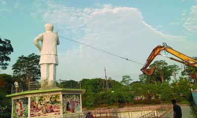 রাঙামাটিতে ভেঙে ফেলা হলো শেখ মুজিবের ভাস্কর্য