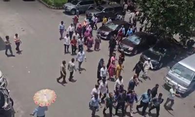 সচিবালয়ে রাস্তা আটকে চাকরিচ্যুতির প্রতিবাদ