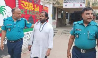 মসজিদ থেকে জুতা চুরি করে সদরঘাটে বিক্রি করেন জয়