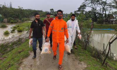 হাতিয়ার পানিবন্দি মানুষের পাশে হান্নান মাসউদ