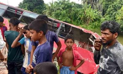 নাটোরে কাভার্ডভ্যানের ধাক্কায় বিআরটিসির বাস খাদে পড়ে নিহত ১, আহত ১৫