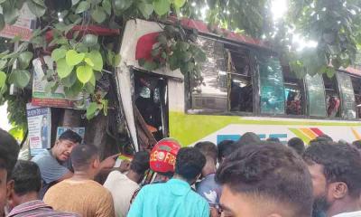 মধুখালীতে নিয়ন্ত্রণ হারিয়ে গাছে বাসের ধাক্কা, আহত ২০