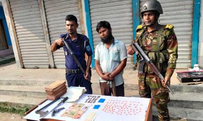 মাদক ব্যবসায়ীর বাড়িতে যৌথ অভিযান, অস্ত্র ও ইয়াবা উদ্ধার