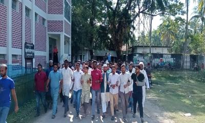 মোরেলগঞ্জে ইসকন নিষিদ্ধের দাবিতে বিক্ষোভ মিছিল ও পথসভা অনুষ্ঠিত হয়েছে