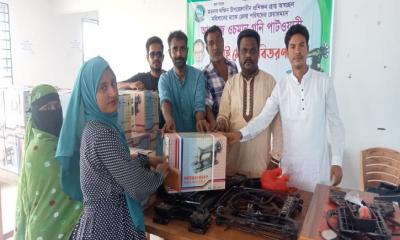 মতলব দক্ষিণে জেলা পরিষদের চেয়ারম্যানের পক্ষ থেকে সেলাই মেশিন বিতরন