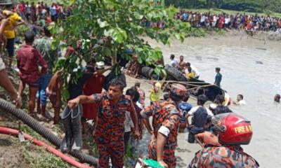 ঝালকাঠিতে যাত্রীবাহী বাস নিয়ন্ত্রণ হারিয়ে পুকুরে, নিহত বেড়ে ১৭