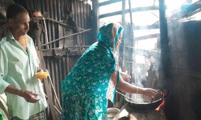 পাপড় বিক্রি করে সংসার চলে হারুন-মজিদা দম্পতির
