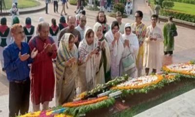 জাতীয় কবি কাজী নজরুল ইসলামের সমাধিতে সর্বজনের শ্রদ্ধা