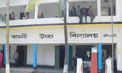 কোচিং না করায় ছাত্রীর খাতা ছিনিয়ে ‘ভুল উত্তর’ দিলেন শিক্ষক!