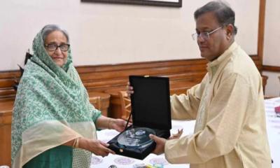 প্রধানমন্ত্রীর হাতে অ্যাওয়ার্ড তুলে দিলেন তথ্যমন্ত্রী