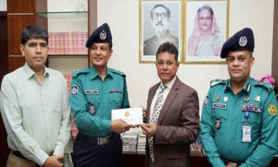 নাশকতাকারীকে আটক করায় পুরস্কার দিল ডিএমপি