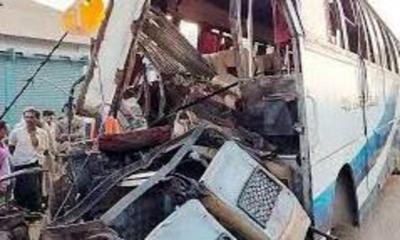 রাজধানীর ডেমরায় বাসের ধাক্কায় লেগুনার ৩ যাত্রী নিহত