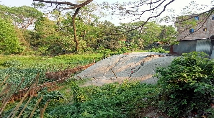 নারায়নপুরে ভুমিকর্মকর্তার নিষেধাজ্ঞা উপেক্ষা করে সম্পত্তি দখল করেন এক প্রবাসী