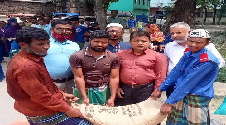 মতলবের নায়েরগাঁও উত্তরে জেলেদের মাঝে চাল বিতরণ