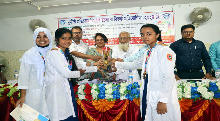 ফুলবাড়ীতে দুর্নীতি প্রতিরোধ বিষয়ক রচনা ও বিতর্ক প্রতিযোগিতা অনুষ্ঠিত
