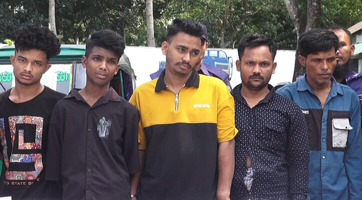 কুমিল্লায় অস্ত্র-গুলিসহ ৫ ছিনতাইকারী গ্রেপ্তার