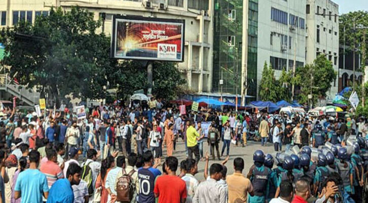 রাজধানীতে পুলিশের ব্যারিকেড ভেঙে চাকরির বয়স ৩৫ প্রত্যাশীদের অবরোধ