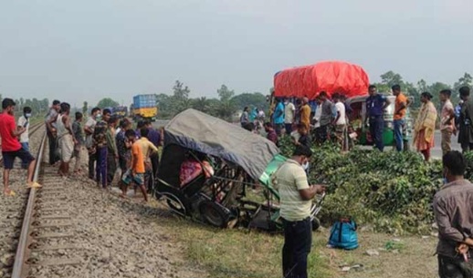 টাঙ্গাইলে ট্রেনের ধাক্কায়  ৩ যাত্রী নিহত