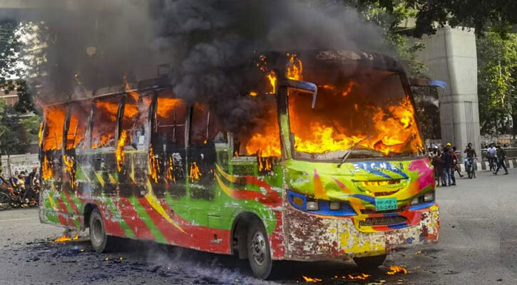 অবরোধে সারা দেশে ১৩৭ যানবাহনে আগুন