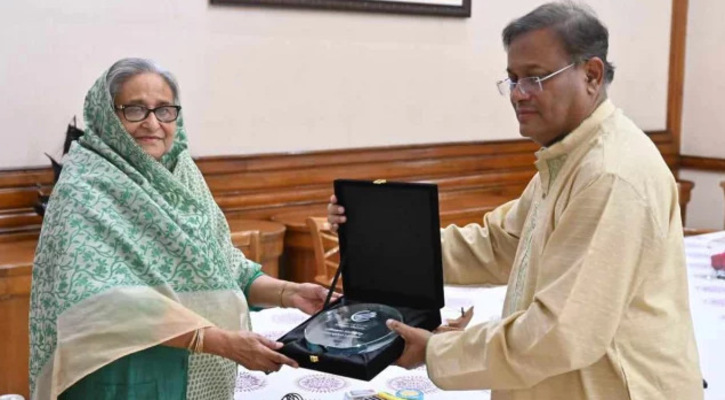 প্রধানমন্ত্রীর হাতে অ্যাওয়ার্ড তুলে দিলেন তথ্যমন্ত্রী