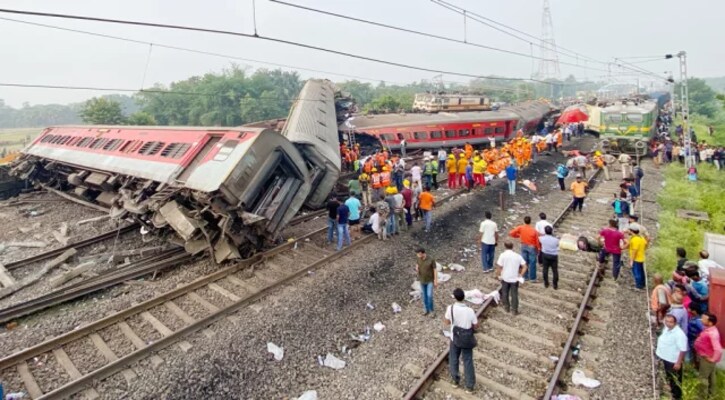 ভারতে ট্রেন দুর্ঘটনায় নিহত বেড়ে ২৩৩, আহত ৯০০