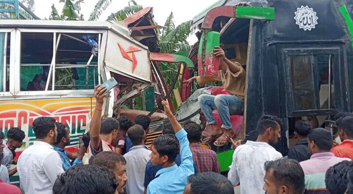 শোক দিবসের কর্মসূচিতে যাওয়ার পথে দুই বাসের সংঘর্ষ, আহত ১৫