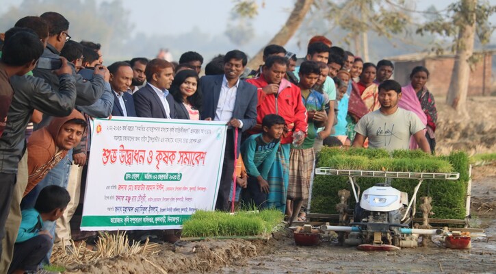 রাইস ট্রান্সপস্নান্টার যন্ত্রের মাধ্যমে ধানের চারা রোপন কার্যক্রমের উদ্বোধন