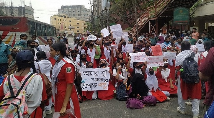 রাজধানীতে নিরাপদ সড়কের দাবিতে আন্দোলনে শিক্ষার্থীরা