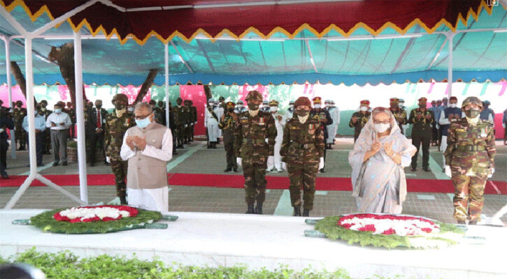 বঙ্গবন্ধুর সমাধিতে রাষ্ট্রপতি ও প্রধানমন্ত্রীর শ্রদ্ধা