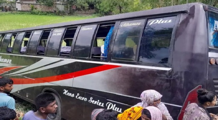 গাইবান্ধায় বাস-মাইক্রোবাস সংঘর্ষে চালক নিহত, আহত ৫