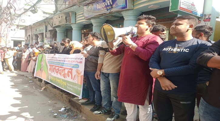 সিরাজগঞ্জে ছাত্রদলের আহবায়ককে গ্রেপ্তারের প্রতিবাদ ও মুক্তির দাবীতে মানববন্ধন